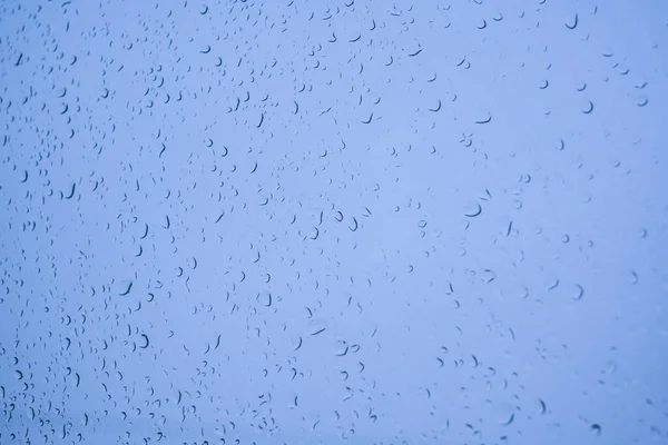 Perspectiva Gotas Água Através Superfície Vidro Azul Água Azul Chuva — Fotografia de Stock