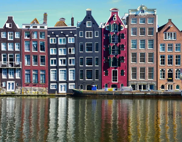 Vooraanzicht Amsterdam Traditionele Nederlandse Huizen Aan Het Kanaal Amsterdam Nederland — Stockfoto
