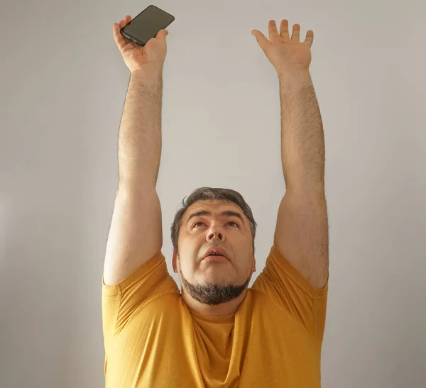 Man Met Handen Omhoog Man Met Mobiele Telefoon Hand Geïsoleerd — Stockfoto