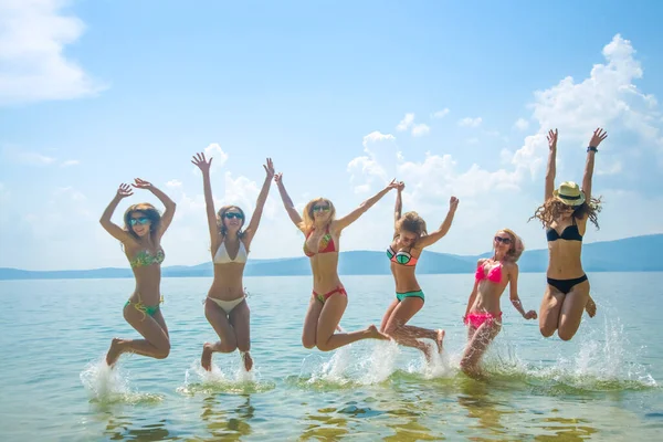 Grupo Jovens Mulheres Felizes Salpicando Água Bela Luz Pôr Sol — Fotografia de Stock