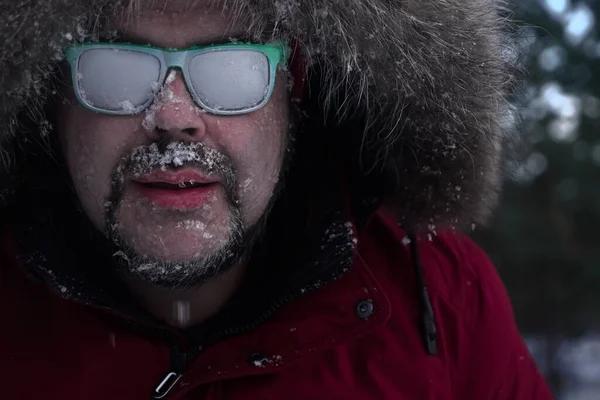 Крупный План Портрета Молодого Бородатого Человека Замерзшего Снегопаде Лесу Лицо — стоковое фото