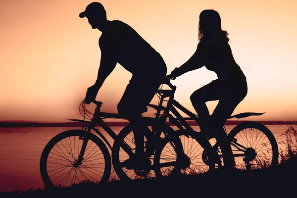 Duas Pessoas Sentadas Bicicletas Pôr Sol Céu Nublado Fundo — Fotografia de Stock