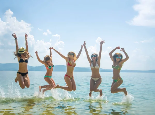 Grupo Jovens Mulheres Felizes Saltando Água — Fotografia de Stock