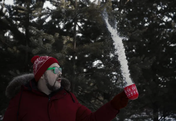 Bärtiger Mann Wirft Schnee Aus Seinem Roten Becher Windige Wetteridee — Stockfoto