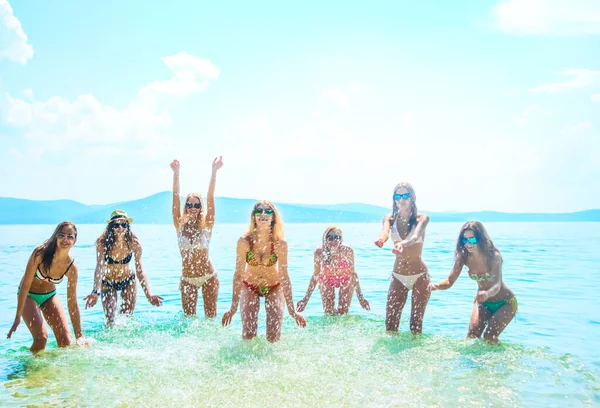 Grupa Szczęśliwych Młodych Kobiet Pluskających Wodą — Zdjęcie stockowe