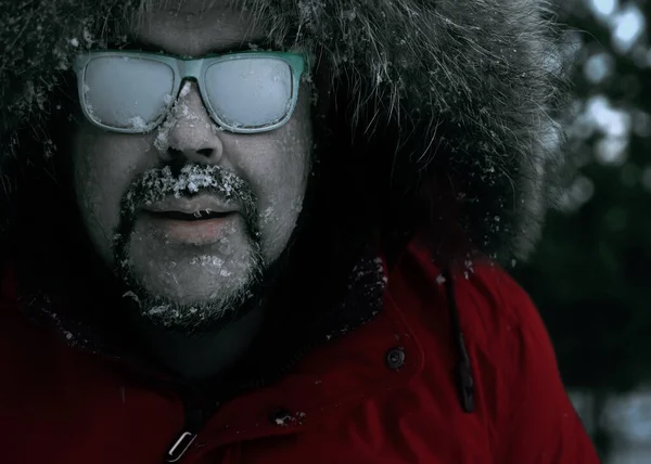 Крупный План Портрета Молодого Бородатого Человека Замерзшего Снегопаде Лесу Лицо — стоковое фото