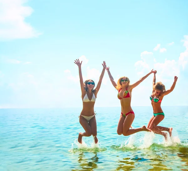 Groep Van Gelukkige Jonge Vrouwen Hebben Plezier Het Water — Stockfoto