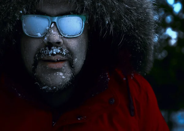 Nahaufnahme Porträt Eines Jungen Bärtigen Mannes Der Einem Schneefall Wald — Stockfoto