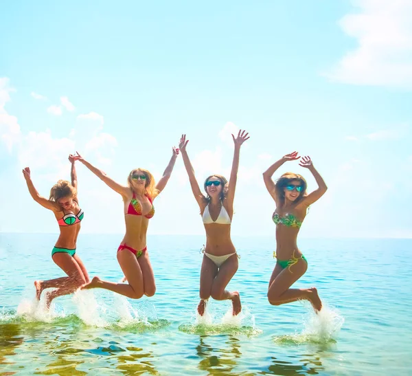 Uitzicht Vriendengroep Veel Plezier Tropisch Strand Zomer — Stockfoto