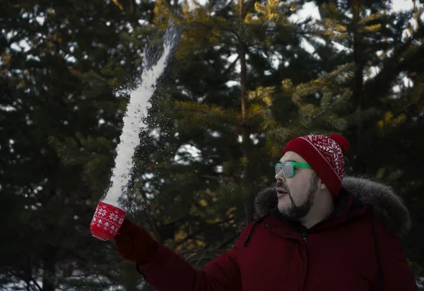 Vousatý Muž Odhazuje Sníh Svého Červeného Hrnku Větrné Počasí Nápad — Stock fotografie
