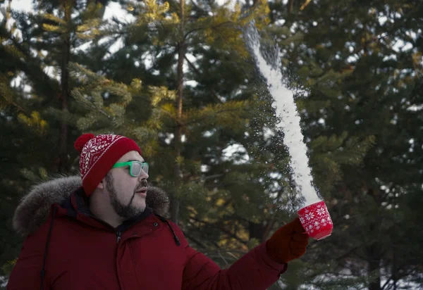 Bärtiger Mann Wirft Schnee Aus Seinem Roten Becher Windige Wetteridee — Stockfoto