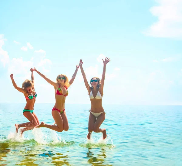 Grupo Mujeres Jóvenes Felices Divirtiéndose Agua — Foto de Stock