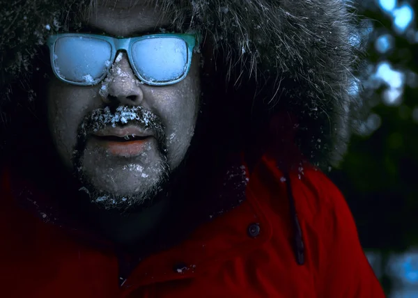 Zblízka Portrét Mladého Vousatého Muže Zamrzlého Sněhu Lese Tvář Vousy — Stock fotografie