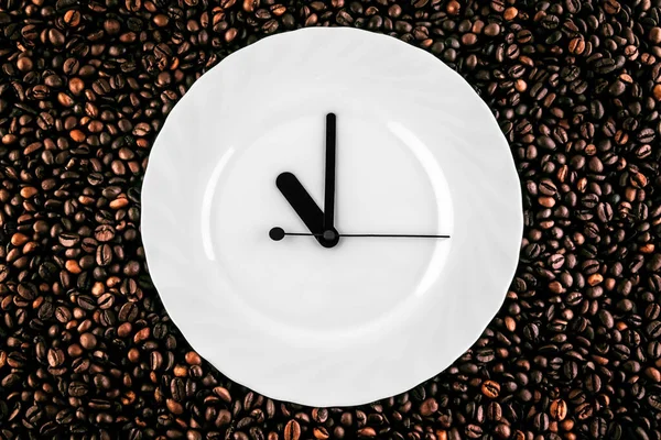 Ebédidő Tányér Órával Óramutató Fehér Edényen Pörkölt Kávébab Háttérben — Stock Fotó