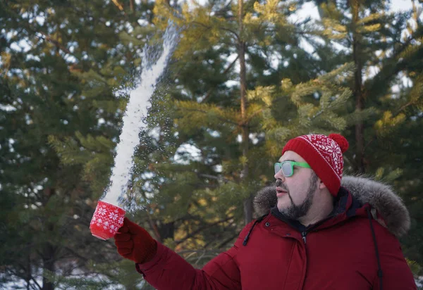 Bärtiger Mann Wirft Schnee Aus Seinem Roten Becher Windige Wetteridee — Stockfoto