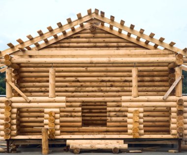 Yeni konut inşaatı çerçevesi. Tahta yapım, yaz zamanı, Rusya. Yapım aşamasındaki günlük evin yapısı. 