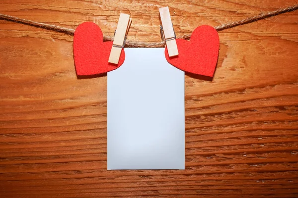 Ручной Работы Два Красных Сердца Висит Карты Тканевой Линии Веревки — стоковое фото