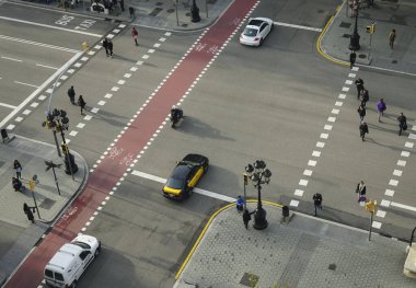 BARCELONA, SPAIN - 25 Aralık 2018 Barcelona 'da kavşağı olan kavşaktaki aracın aşağı doğru görüntüsü. Sokak arabalarının, yayaların ve motosikletlerin hava görüntüsü
