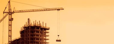 İnşaat ve Turna Kulesi. Ev yapımı ve vinç. Crane Kulesi, yüksek katlı bir binanın inşaat alanında..