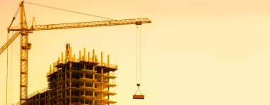 İnşaat ve Turna Kulesi. Ev yapımı ve vinç. Crane Kulesi, yüksek katlı bir binanın inşaat alanında..