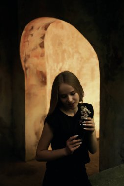 Genç kız elinde çiçeklerle