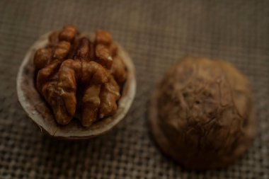 Çatlak fındık çekirdeği yakın plan, kahverengi Çerkez cevizi grubu çuval bezi arka planda