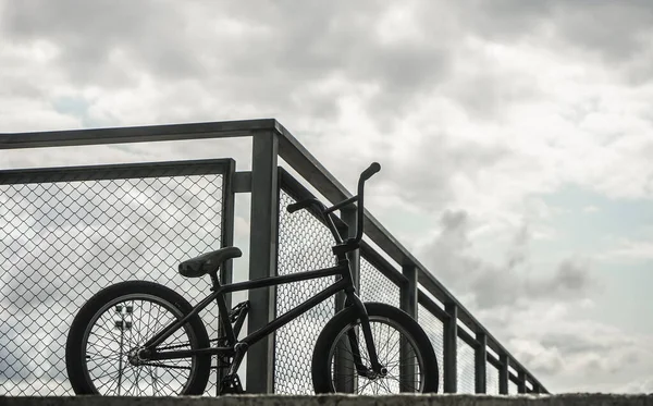 Bmx Fahrradständer Netzzaun Vor Dem Hintergrund Des Skateparks Keine Menschen — Stockfoto