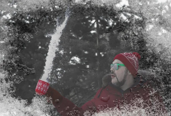 Hombre Barbudo Lanza Nieve Taza Roja Idea Del Tiempo Ventoso —  Fotos de Stock