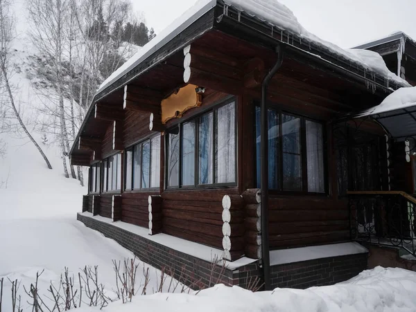 Ventana Casa Madera Contra Montaña Nevada Cabaña Madera Con Grandes — Foto de Stock