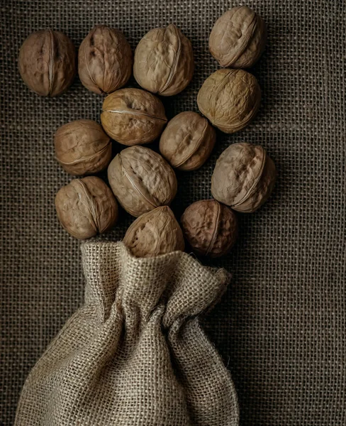 Celé Vlašské Ořechy Pytlovině Texturovaném Pozadí Oříšky Pytli Lopatkou — Stock fotografie
