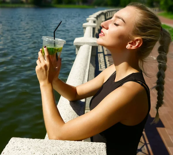 Giovane Donna Con Limonata Sullo Sfondo Del Parco Cittadino Ragazza — Foto Stock