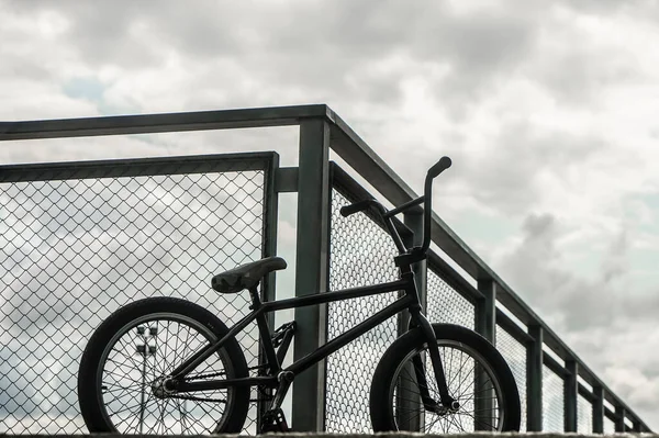 Bmx Bisiklet Paten Parkı Arka Plan Karşı Net Çit Yakınında — Stok fotoğraf
