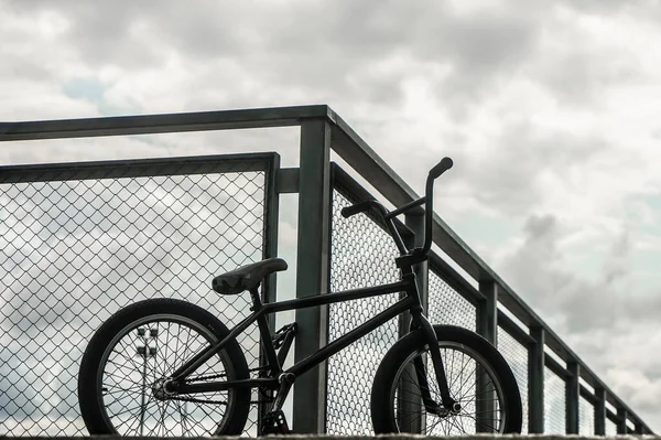 Bmx Fiets Staan Buurt Van Net Hek Tegen Skatepark Achtergrond — Stockfoto