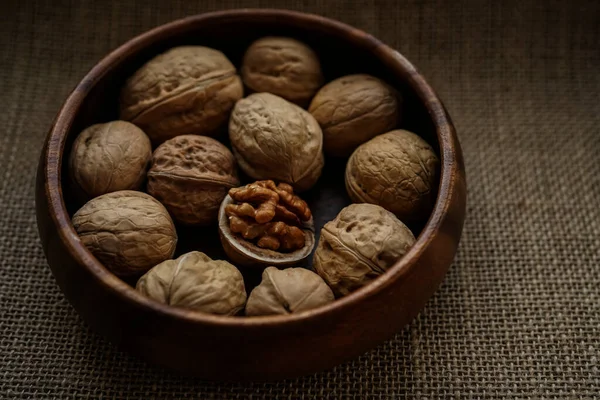 Půlka Ořechů Ořechů Dřevěné Míse Detailní Záběr Pytel Pozadí — Stock fotografie