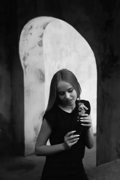 Молода Дівчина Тримає Руках Квіти — стокове фото