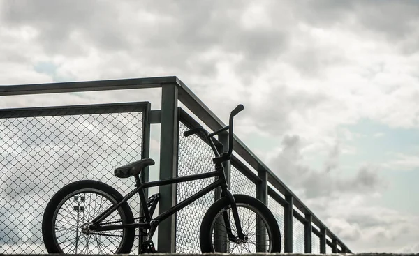 Bmx Fahrradständer Netzzaun Vor Dem Hintergrund Des Skateparks Keine Menschen — Stockfoto