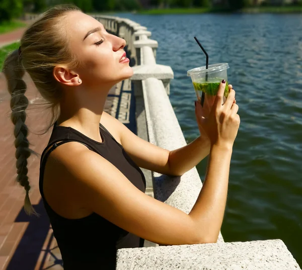 Giovane Donna Con Limonata Sullo Sfondo Del Parco Cittadino Ragazza — Foto Stock