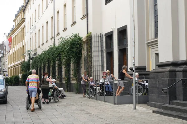 Dusseldorf Alemania Grupo Hombres Mujeres Discapacitados Conduciendo Sus Sillas Ruedas — Foto de Stock