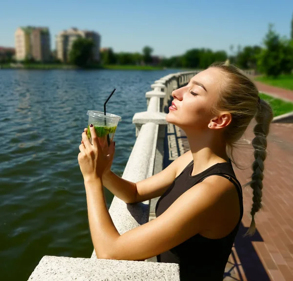 Giovane Donna Con Limonata Sullo Sfondo Del Parco Cittadino Ragazza — Foto Stock