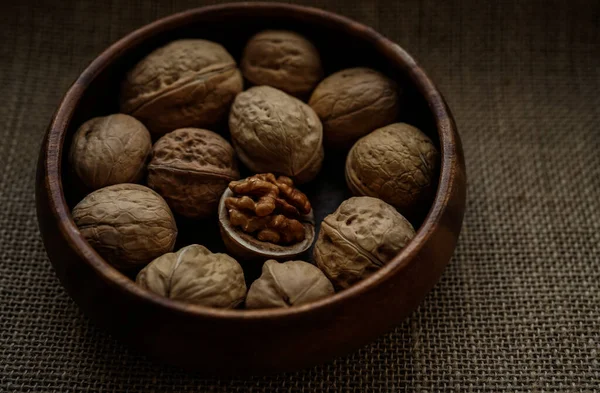 Půlka Ořechů Ořechů Dřevěné Míse Detailní Záběr Pytel Pozadí — Stock fotografie