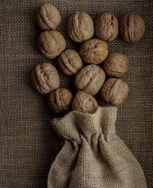 Celé Vlašské Ořechy Pytlovině Texturovaném Pozadí Oříšky Pytli Lopatkou — Stock fotografie