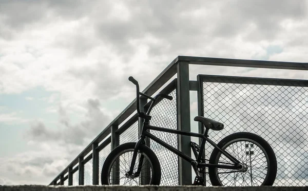 Bmx自行车站在靠近网围栏与溜冰公园背景 没有人 — 图库照片