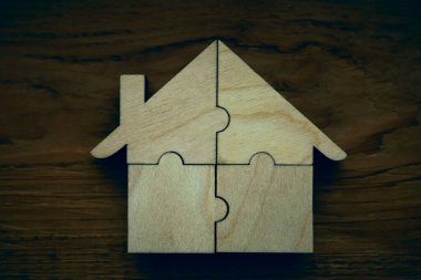  Tahta arka planda dört parçadan yapılmış ahşap bir ev.. 