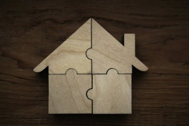  Tahta arka planda dört parçadan yapılmış ahşap bir ev.. 