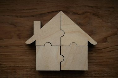  Tahta arka planda dört parçadan yapılmış ahşap bir ev.. 