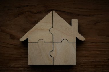  Tahta arka planda dört parçadan yapılmış ahşap bir ev.. 