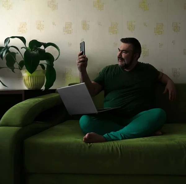 Hombre Barbudo Feliz Con Cabello Moreno Sentado Sofá Uso Computadora — Foto de Stock