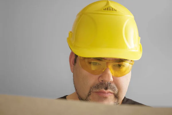 建筑商 头戴黄盔 头戴蓝图 — 图库照片