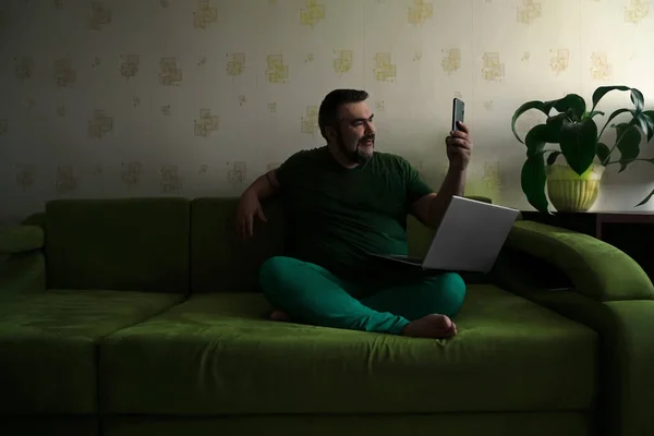 Hombre Barbudo Feliz Con Cabello Moreno Sentado Sofá Uso Computadora — Foto de Stock