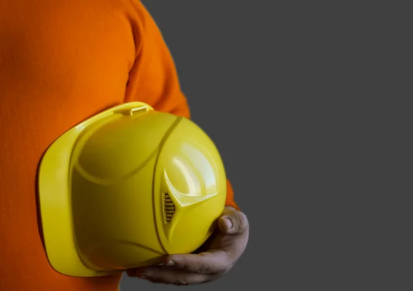 Ingeniero Obrero Que Sostiene Casco Amarillo Bajo Brazo Aislado Sobre —  Fotos de Stock